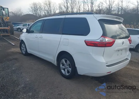 2017 Toyota Sienna Le 8 Passenger z USA, uszkodzony, nr VIN 5TDKZ3DC6HS884832